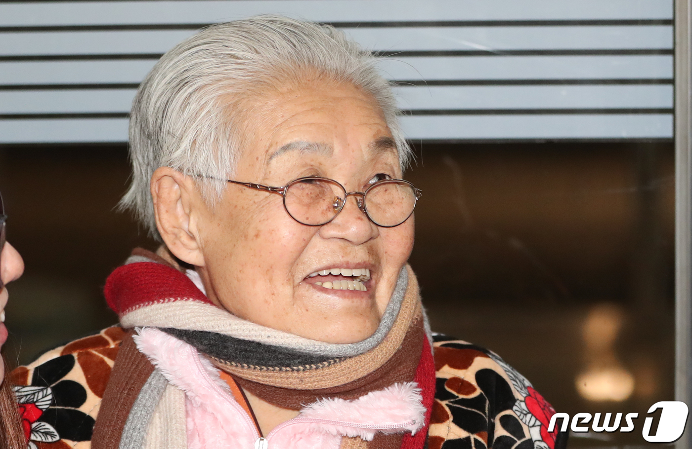 일제강점기 일본 군수기업에 강제 동원된 근로정신대 피해자인 김옥순 할머니가 30일 서울 서초구 서울고등법원에서 열린 주식회사 후지코시 상대 손해배상 청구 항소심 선고를 마친 뒤 기자회견을 하던 중 미소를 지어보이고 있다. 2029.1.30/뉴스1 © News1 허경 기자