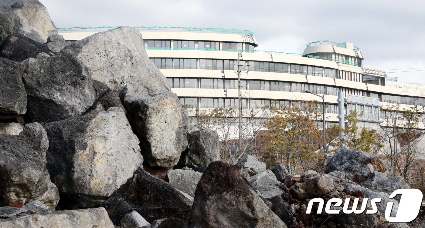 1일 오전 제주 서귀포시 헬스케어타운 내 힐링 스파이럴 호텔이 공사 중단으로 방치돼 있다.2019.2.6./뉴스1© 뉴스1 오미란 기자