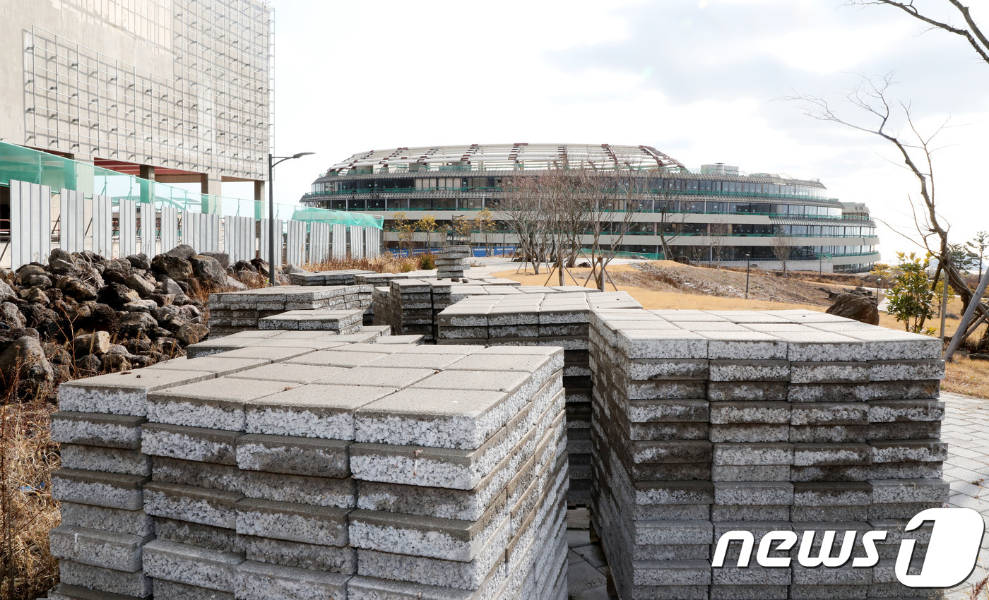 1일 오전 제주 서귀포시 헬스케어타운 내 웰니스몰(왼쪽)과 힐링 스파이럴 호텔이 공사 중단으로 방치돼 있다.2019.2.6./뉴스1© 뉴스1 오미란 기자