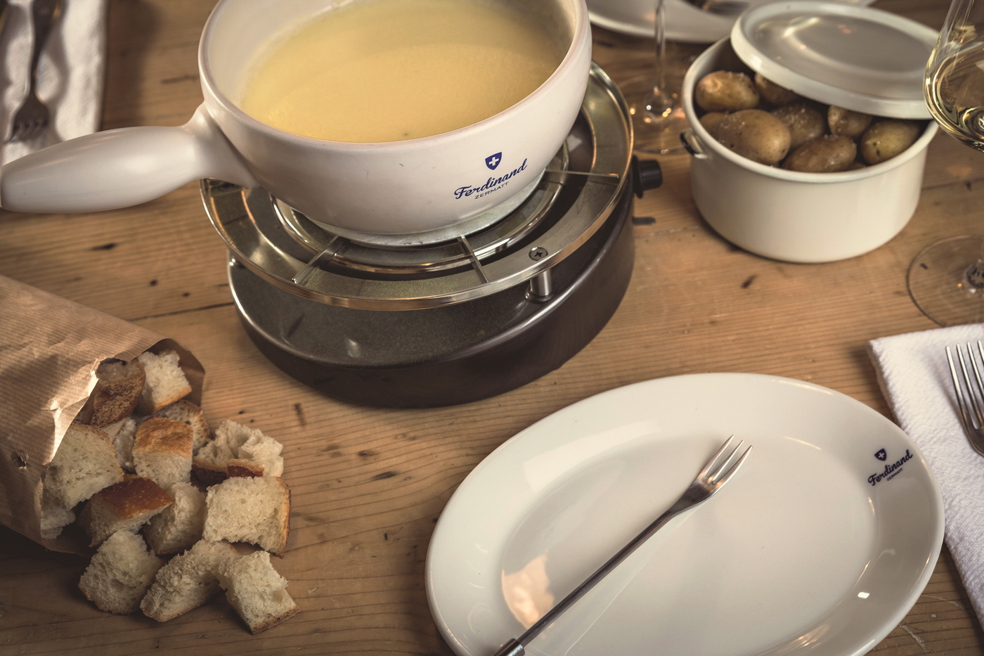 빵에 치즈를 찍어 먹는 스위스 전통 음식인 퐁뒤