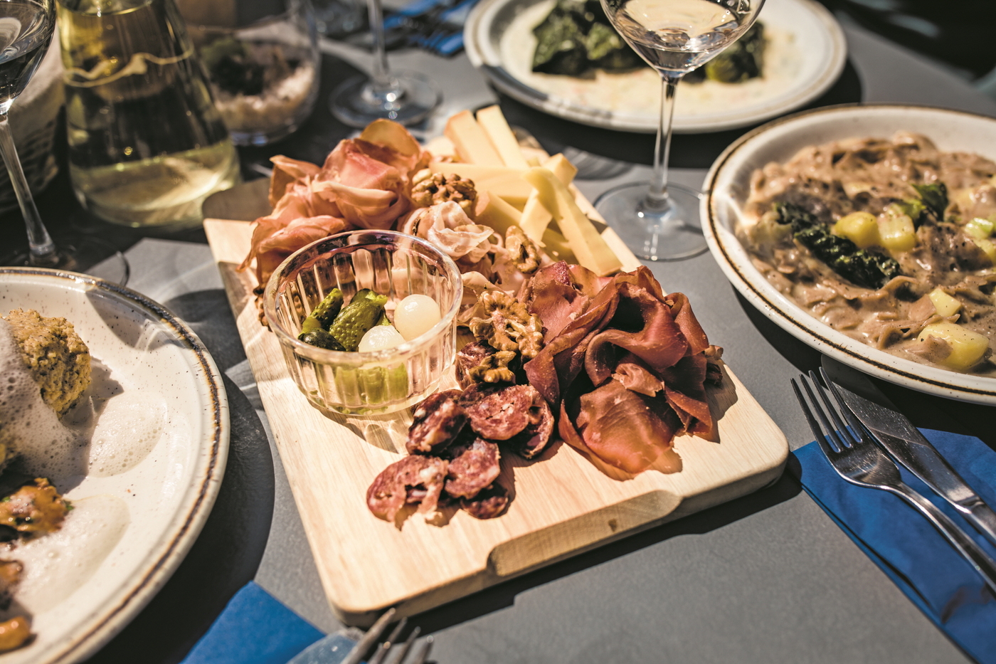 알프 그륌역에 있는 식당에서 선보이는 각종 햄 요리들