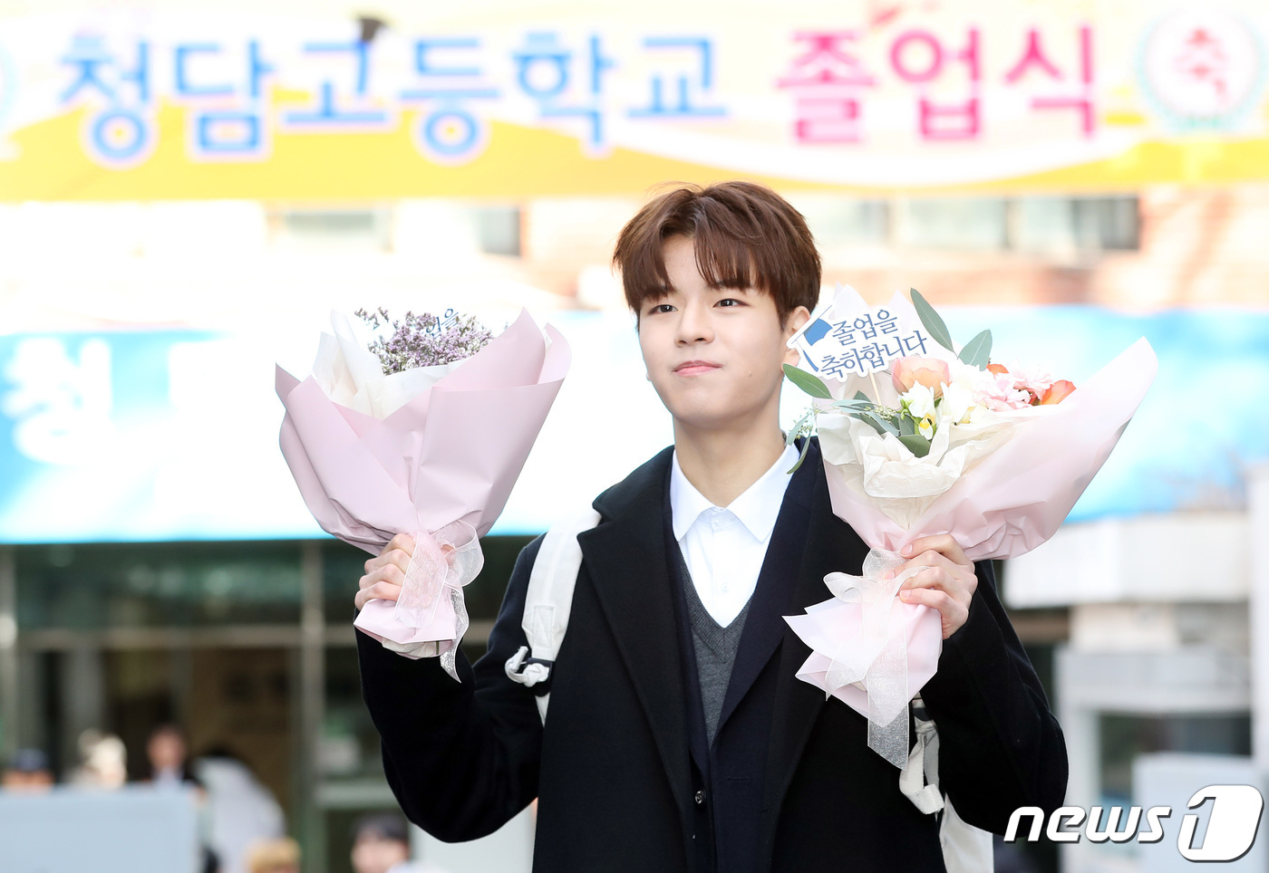 그룹 스트레이 키즈 승민(18)이 14일 오전 서울 강남구 청담고등학교에서 열린 졸업식에 참석해 인사를 하고 있다. 2019.2.14/뉴스1 © News1 권현진 기자