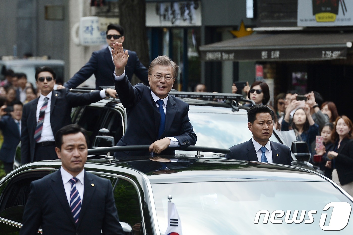 문재인 대통령이 10일 오후 서울 종로구 효차로를 지나 청와대로 향하며 시민들에게 손을 흔들어 인사하고 있다. 2017.5.10/뉴스1 © News1 민경석 기자