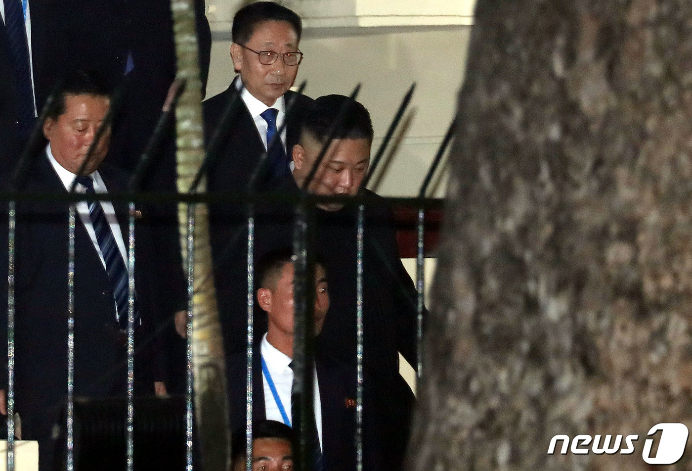 김정은 북한 국무위원장이 26일 베트남 하노이의 북한대사관 방문을 마친뒤 나서고 있다. 2019.2.26/뉴스1 © News1 박세연 기자