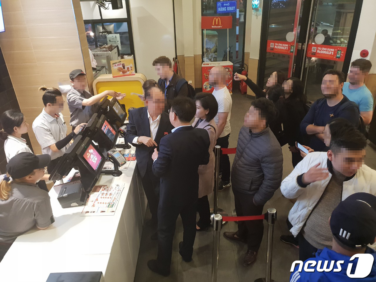 26일(현지시간) 저녁 베트남 하노이 맥도날드 호안끼엔점에 서 포착된 북한 대사관 관계자들. 가슴에 김일성 뱃지가 눈에 띈다. 해당 매장은 이날 하노이에 도착한 김정은 북한 국무위원장의 숙소 '멜리아 호텔'에서 불과 800m 떨어져 있다. 2019.2.27/뉴스1 © News1 배상은 기자