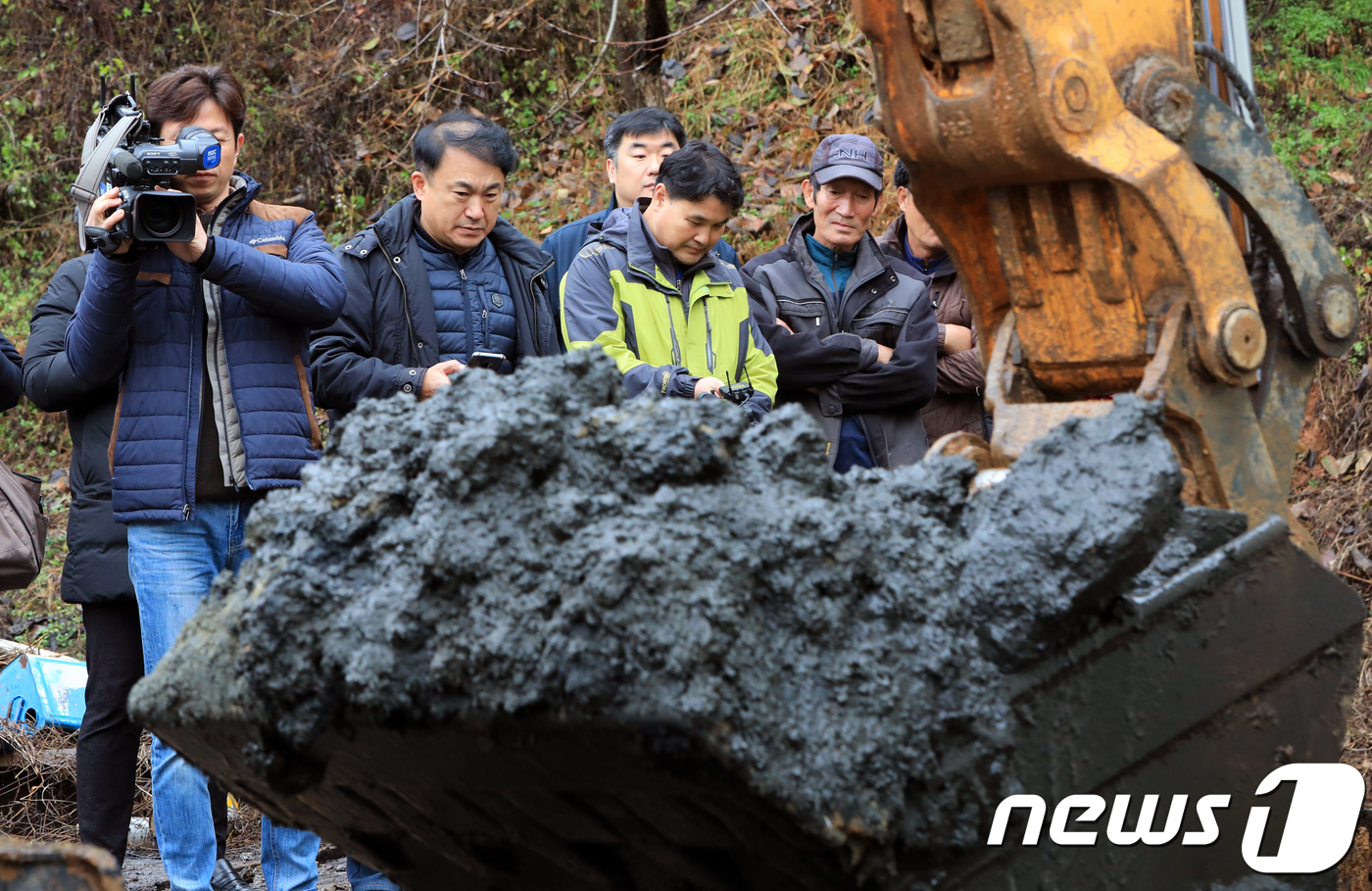 지난 4일 전북 익산시 전북 익산시 함라면 장점마을 인근 한 비료공장의 불법폐기물 의혹에 대한 익산시와 환경과학원, 환경부, 익산장정마을비상민관대책협의회의 전수조사가 실시됐다..2018.12.4/뉴스1 © News1 문요한 기자