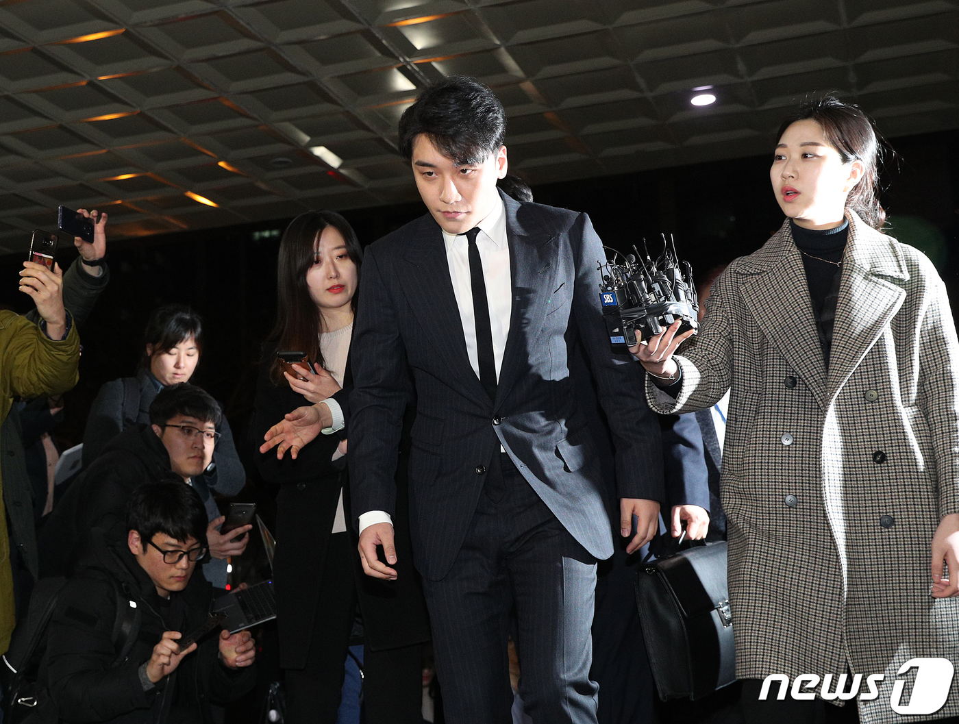 자신이 운영에 참여했던 클럽 버닝썬에서 '성접대'를 한 의혹을 받고 있는 가수 승리(본명 이승현)가 27일 오후 서울 종로구 서울지방경찰청으로 출석하고 있다. 2019.2.27/뉴스1 © News1 신웅수 기자