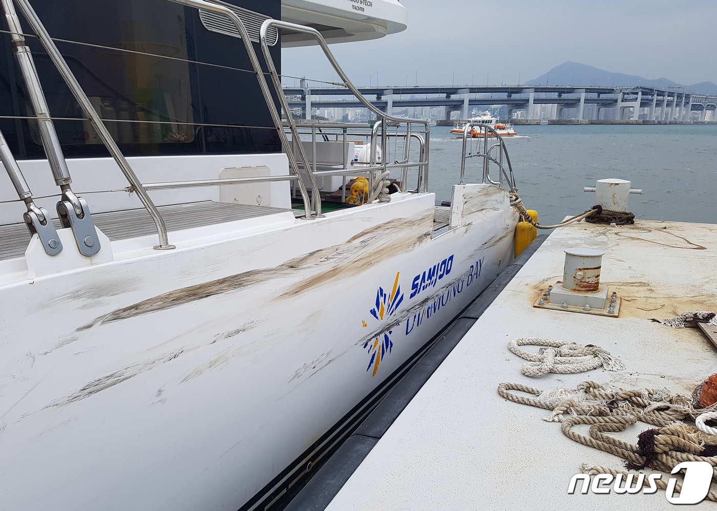 28일 오후 부산 남구 용호만유람선터미널에서 러시아 화물선 (씨그랜드·6천톤)이 다이아몬드베이 요트와 충돌했다. 이 사고로 요트가 일부 파손됐으며 현재까지 1명이 갈비뼈가 다치고 2명이 찰과상을 입었다. 2019.2.28/뉴스1 © News1 여주연 기자