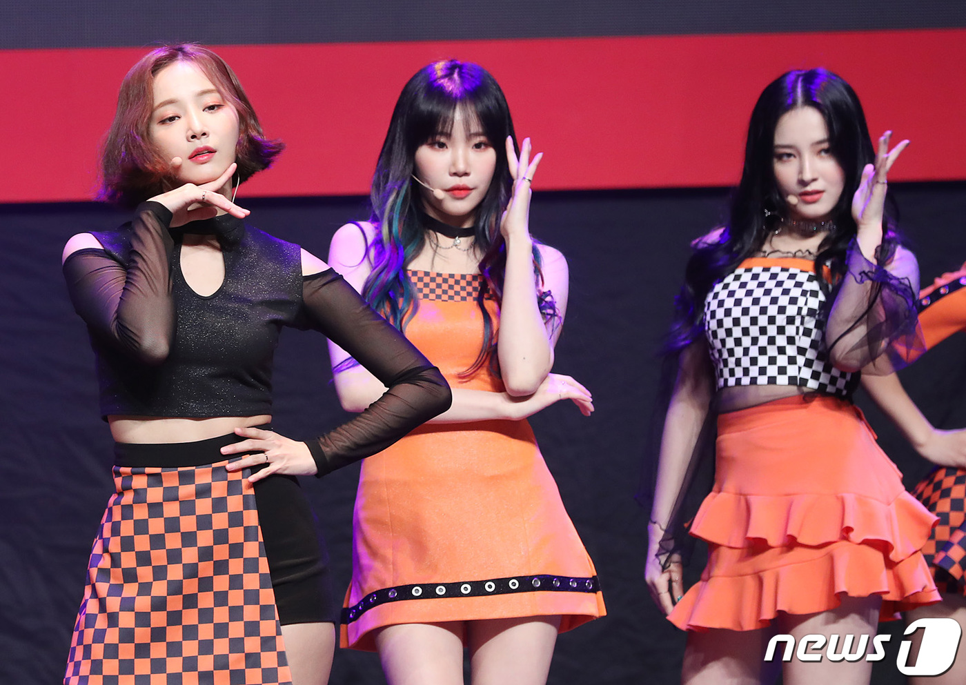 모모랜드 연우(왼쪽부터), 주이, 낸시가 20일 오후 서울 송파구 올림픽공원 K아트홀에서 열린 다섯 번째 미니 앨범 '쇼미(Show Me)' 발매 기념 쇼케이스에 참석해 신곡을 선보이고 있다. 2019.3.20/뉴스1 © News1 권현진 기자