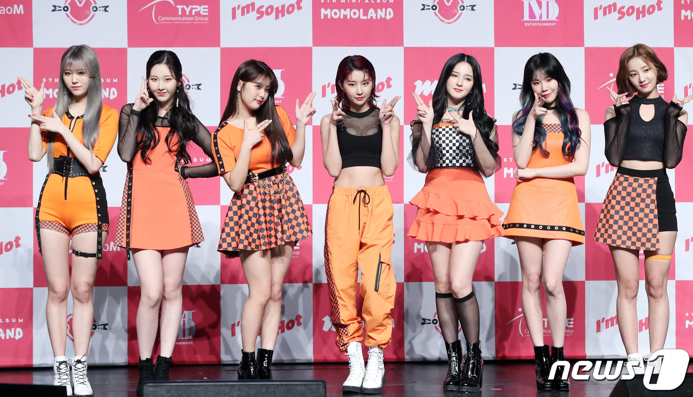 모모랜드가 20일 오후 서울 송파구 올림픽공원 K아트홀에서 열린 다섯 번째 미니 앨범 '쇼미(Show Me)' 발매 기념 쇼케이스에 참석해 포즈를 취하고 있다. 왼쪽부터 제인, 나윤, 아인, 혜빈, 낸시, 주이, 연우. 2019.3.20/뉴스1 © News1 권현진 기자