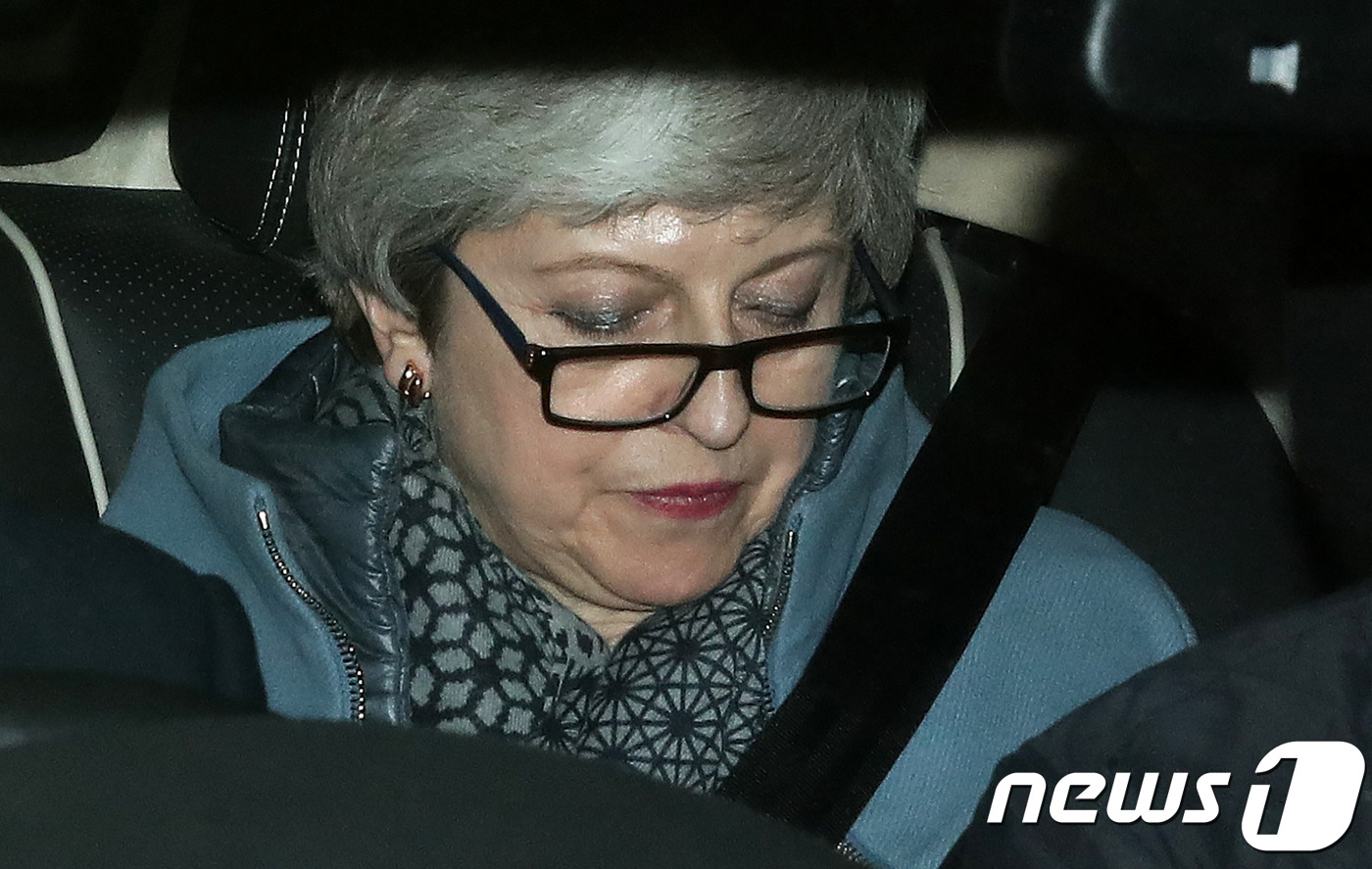 테리사 메이 영국 총리가 27일(현지시간) 런던 하원에서 브렉시트 '의향투표'가 끝난 뒤 떠나고 있다. © AFP=뉴스1 © News1 우동명 기자