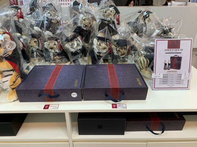 기념품 매장에서 가장 인기 있는 제품인 '참기름'