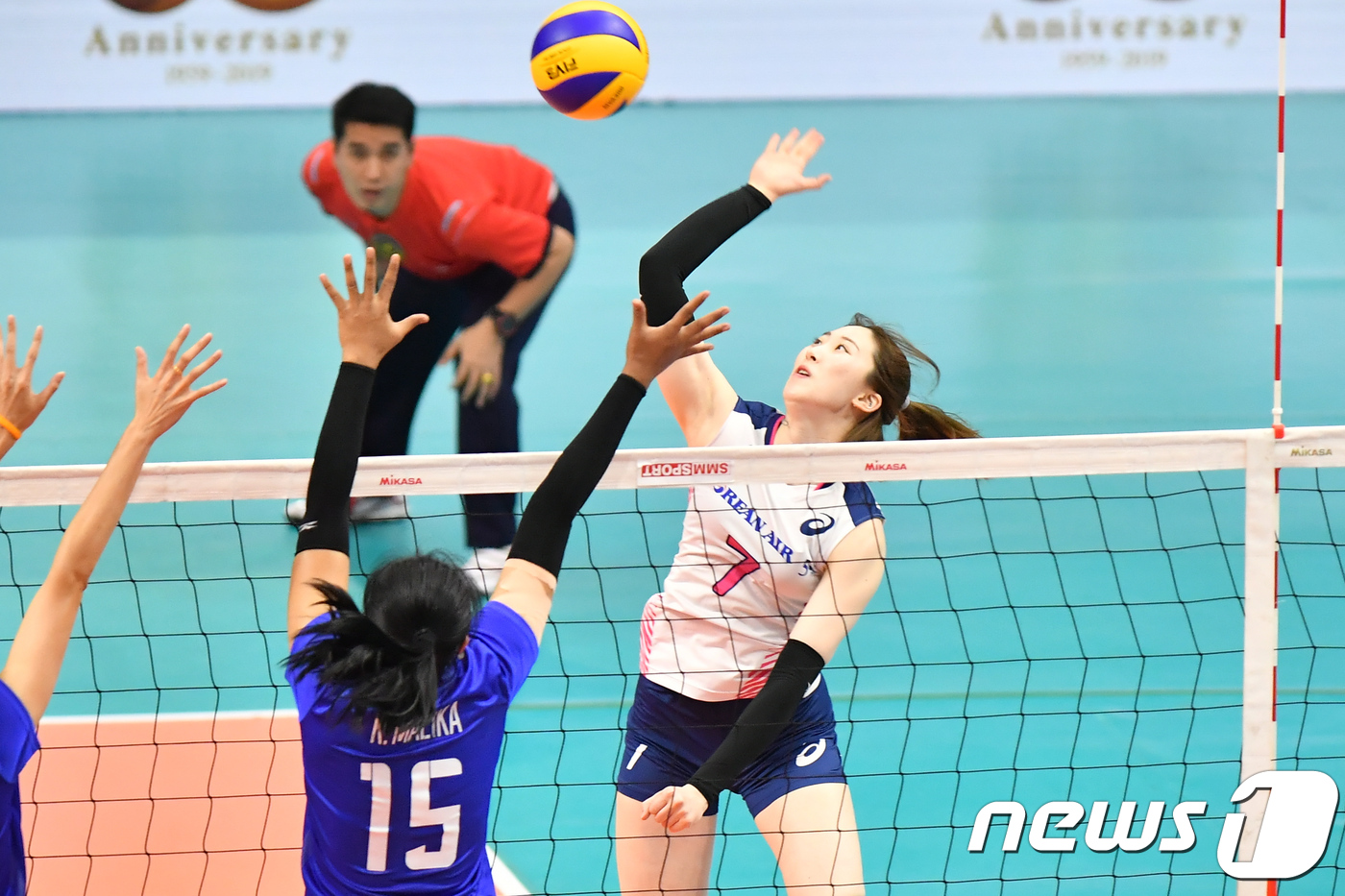 한국 여자배구 올스타 고예림이 7일 태국 방콕의 후아막 체육관에서 열린 2019 한국-태국 여자배구 올스타 슈퍼매치 2차전에서 공격을 시도하고 있다.(KOVO 제공)© 뉴스1