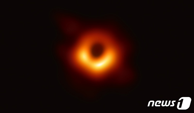 이벤트 호라이즌 망원경 프로젝트 연구진이 전파망원경 8개로 구성된 EHT를 통해 처녀자리 은하단 중심부에 있는 'M87' 거대은하 가운데에 있는 '초대질량 블랙홀'을 인류 최초로 관측하는데 성공했다. 사진은 최초 관측된 블랙홀 모습.(EHT 누리집 제공)© 뉴스1