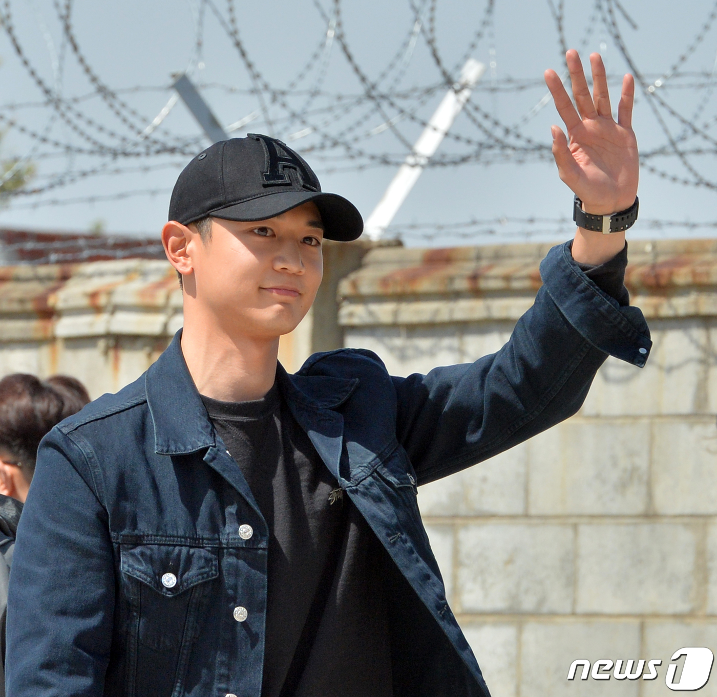 해병대 입대를 앞둔 샤이니 민호가 15일 오후 경북 포항시 남구 오천읍 해병대교육단 정문 앞에서 약 5분간의 펜미팅을 마친 후 손을 흔들어 인사하고 있다. 민호는 해병대 1245기로 6주간의 훈련을 받은 후 배치된다.2019.4.15/뉴스1 © News1 최창호 기자