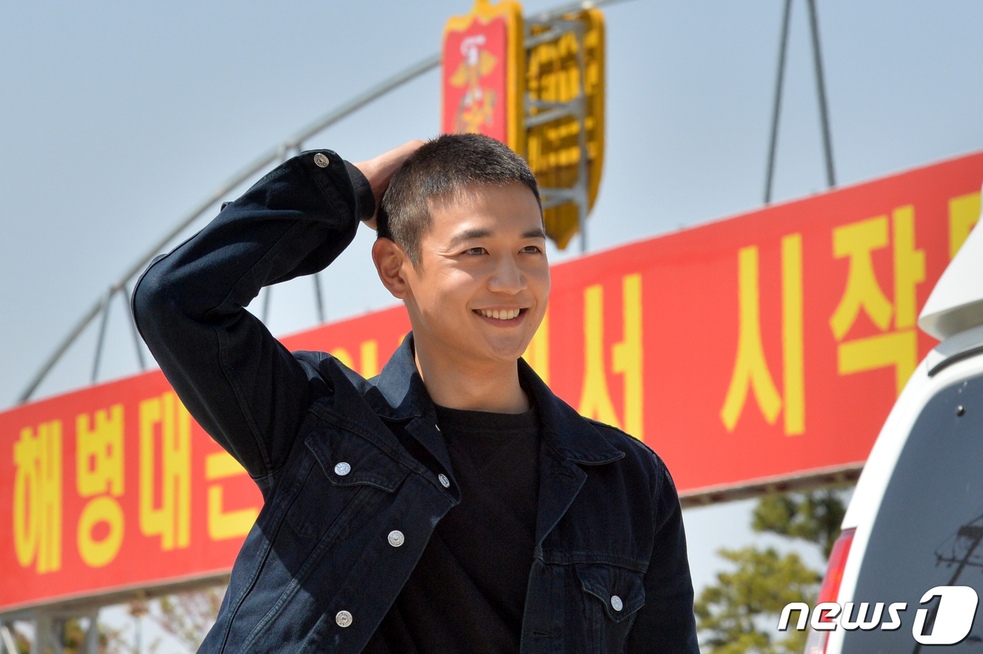 해병대 입대를 앞둔 샤이니 민호가 15일 오후 경북 포항시 남구 오천읍 해병대교육단 정문 앞에서 펜들과 인사를 나누고 있다. 민호는 해병대 1245기로 6주간의 훈련을 받은 후 배치된다.2019.4.15/뉴스1 © News1 최창호 기자