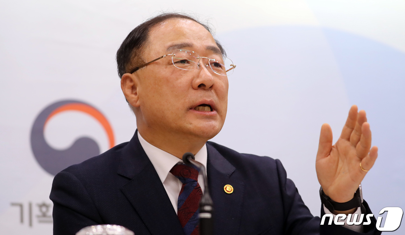 홍남기 경제부총리 겸 기획재정부 장관이 지난 22일 정부세종청사 기획재정부 브리핑실에서 '미세먼지 등 국민안전'과 '민생경제 지원'을 위한 추가경정예산안 편성 브리핑을 하고 있다. 정부는 총 6조7000억원 규모의 추경예산안을 편성했으며 재원으로 결산잉여금 4000억원, 기금·특별회계 여유자금 2조7000억원을 활용하고 나머지 3조6000억원을 국채 발행한다고 설명했다. 2019.4.24/뉴스1 © News1 장수영 기자