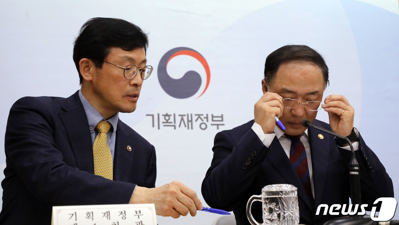 홍남기 경제부총리 겸 기획재정부 장관이 지난 22일 정부세종청사 기획재정부 브리핑실에서 열린 '미세먼지 등 국민안전'과 '민생경제 지원'을 위한 추가경정예산안 편성 브리핑 중 안경을 만지고 있다. 정부는 총 6조7000억원 규모의 추경예산안을 편성했으며 재원으로 결산잉여금 4000억원, 기금·특별회계 여유자금 2조7000억원을 활용하고 나머지 3조6000억원을 국채 발행한다고 설명했다. 2019.4.24/뉴스1 © News1 장수영 기자