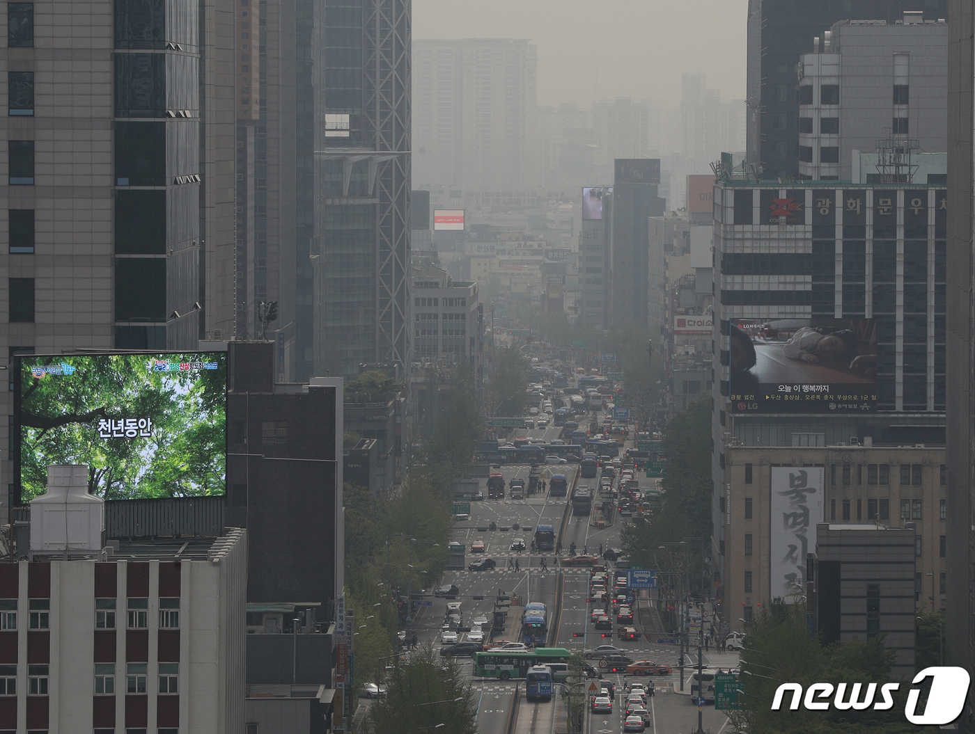 서울 광화문네거리가 미세먼지로 뿌옇게 보인다.  2019.4.23/뉴스1 © News1 신웅수 기자