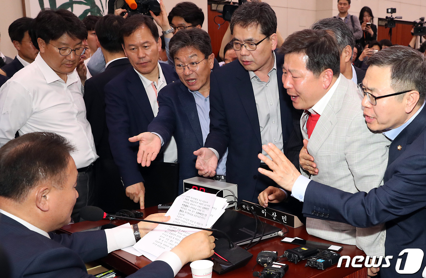 29일 오후 서울 여의도 국회 문체위 회의실에서 열린 검찰개혁법의 패스트트랙(신속처리안건) 처리를 위한 회의에서 자유한국당의 의원들이 발언을 주지 않는것에 대해 이상민 위원장에게 항의하고 있다. 2019.4.29/뉴스1 © News1 임세영 기자