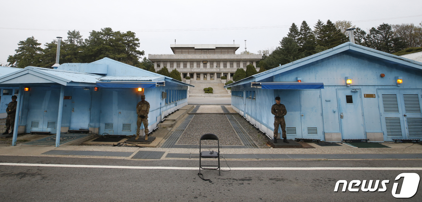 4.27 판문점선언 1주년 기념식이 열린 27일 오후 파주시 진서면 판문점 군사분계선 앞에 기념공연용 의자가 놓여 있다. 2019.4.27/뉴스1 © News1 사진공동취재단