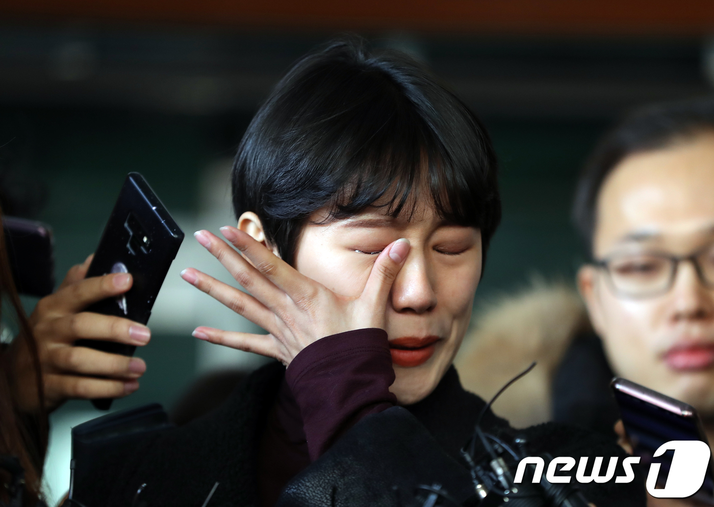 '비공개 촬영회'에서 노출사진 강요와 성추행을 당했다고 폭로한 유튜버 양예원이 9일 오전 서울 마포구 서울서부지법에서 열린 촬영자 모집책 최모씨의 1심 선고공판을 방청한 뒤 법원을 나서며 눈물을 닦고 있다. 재판부는 최모 씨에게 징역 2년 6개월을 선고했다. 2019.1.9/뉴스1 © News1 구윤성 기자