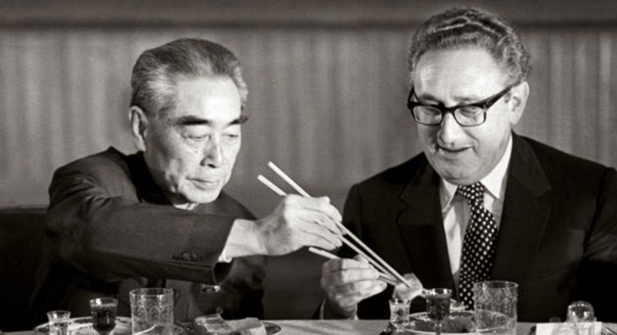 '핑퐁 외교'로 미중 데탕트 시대를 연 주역들. 저우언라이 외교부장이 키신저 국무장관에게 젓가락질을 가르쳐 주고 있다. 북미 데탕트 시대를 상징하는 '세기의 한 컷'이다. - 바이두 갈무리