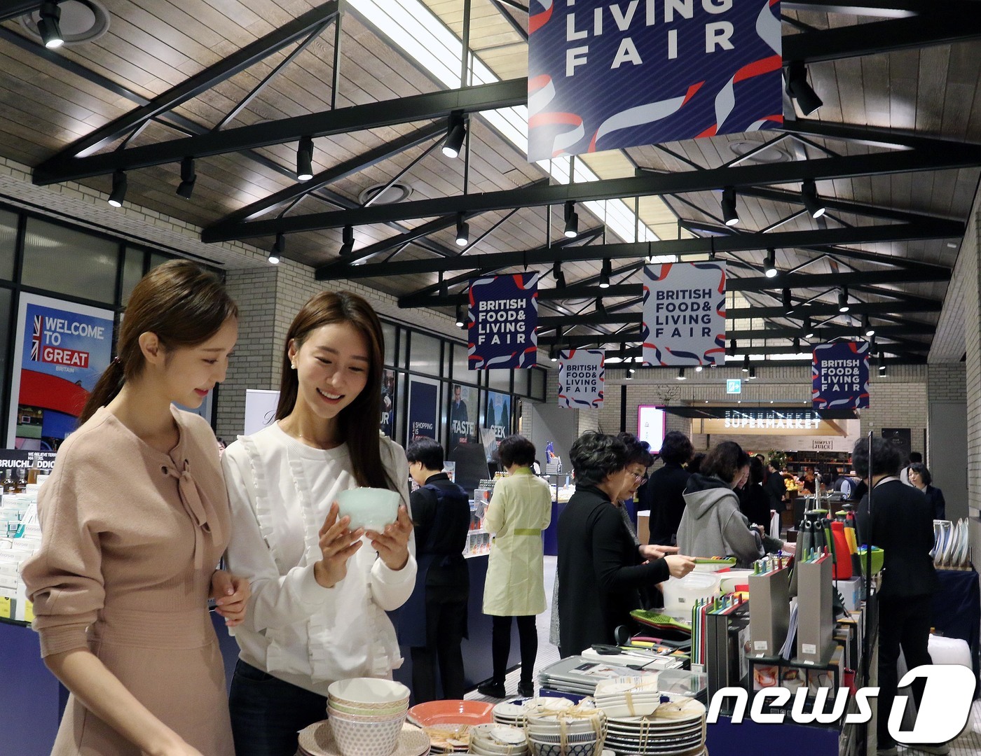 22일 서울 중구 신세계백화점 본점 지하 1층 식품관 행사장에서 모델들이 '브리티시 푸드&리빙 페어'를 알리고 있다. 신세계백화점이 영국 대사관과 손잡고 본점 식품관에서 개최한 이번 행사에서는 포트메리온, 덴비, 다이슨 등 영국 생활용품과 가전을 다양하게 선보인다. (신세계백화점 제공) 2018.3.22/뉴스1