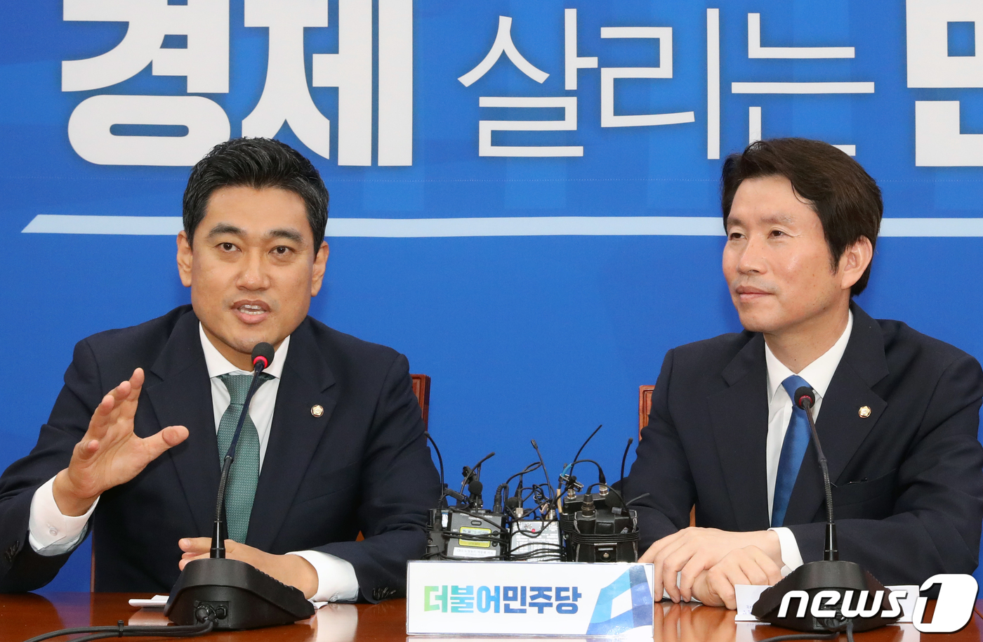 오신환 바른미래당 원내대표가 16일 서울 여의도 국회에서 이인영 더불어민주당 원내대표를 예방하고 있다. 오신환 원내대표는 이 자리에서 이인영 원내대표에게 '맥주 잘 사주는 형님이 되어 달라'고 말했다.2019.5.16/뉴스1 © News1 이종덕 기자