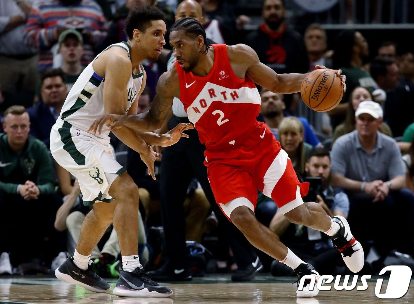 토론토 랩터스 카와이 레너드가 24일(한국시간) 미국 위스콘신주 밀워키 파이서브포럼에서 열린 2018-19 미국프로농구(NBA) 플레이오프 동부 콘퍼런스 파이널(7전4선승제) 5차전에서 밀워키 벅스를 맞아 맹활약했다.© AFP=뉴스1