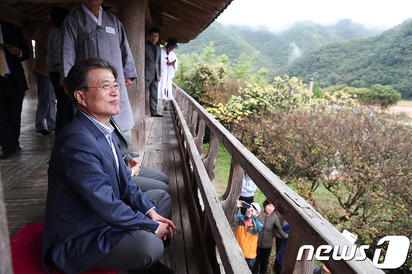 문재인 대통령이 지난 2017년 10월 6일 오후 경북 안동 하회마을을 방문해 병산서원 만대루에 앉아 마을 경치를 감상하고 있다. (청와대) 2017.10.6/뉴스1 © News1 이광호 기자