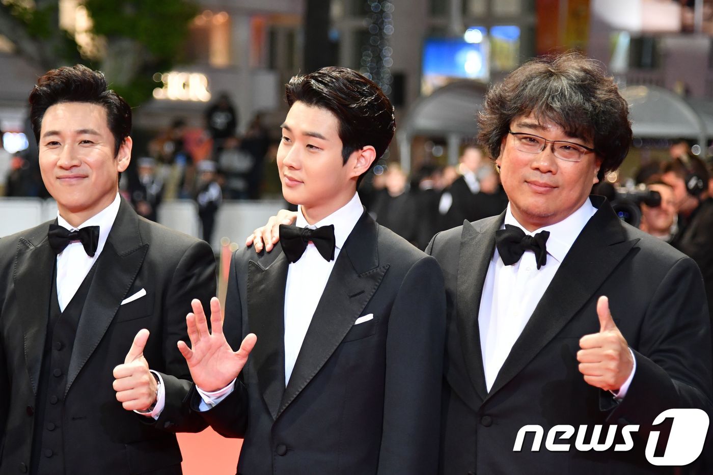 봉준호 감독과 이선균, 최우식이 21일(현지시간) 프랑스 칸 팔레 드 페스티발에서 열린 72회 칸 국제영화제의 ‘기생충’ 공식 상영 레드카펫에서 포즈를 취하고 있다. © AFP=뉴스1 © News1