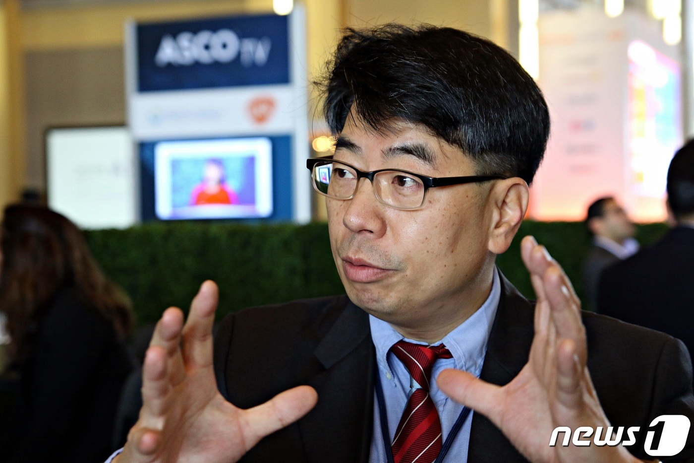 박철희 LSK 바이오파마 전무가 위암 신약물질 리보세라닙 임상과 향후 허가 계획에 대해 설명하고 있다. © News1