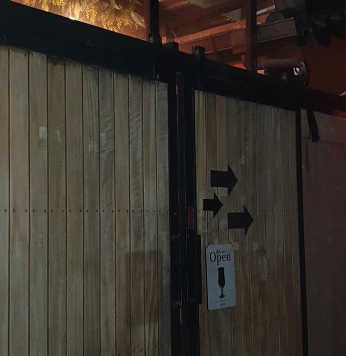 미닫이 문인데 대문이 크고 어두워서 여닫이 문으로 착각했다./핸드앤몰트 인스타그램© 뉴스1© 뉴스1