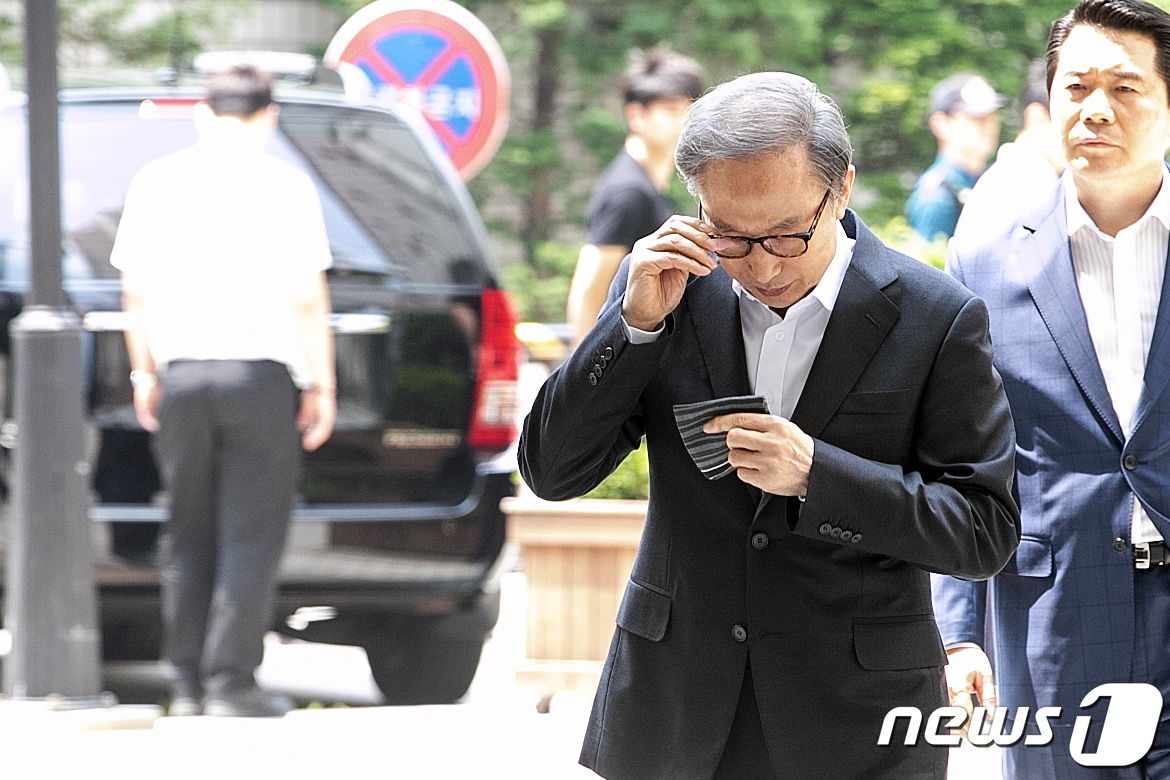 다스 자금 횡령과 뇌물수수 혐의를 받고 있는 이명박 전 대통령이 12일 오후 서울 서초구 서울고등법원에서 열린 특정범죄가중처벌법상 뇌물 등 항소심 28차 공판기일에 출석하고 있다. 2019.6.12/뉴스1 © News1 이승배 기자