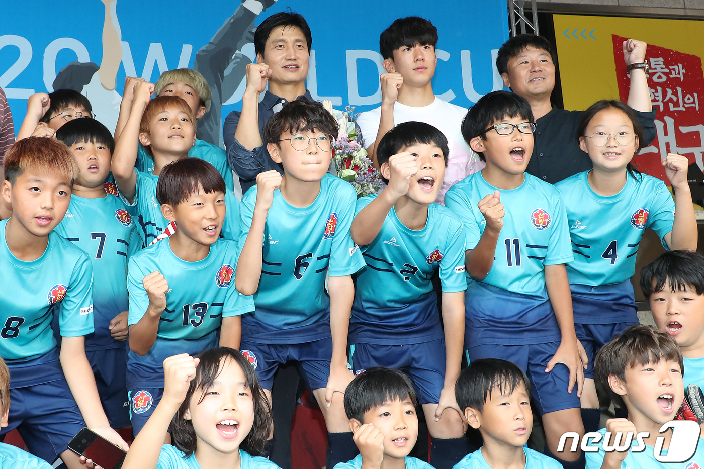 2019 국제축구연맹(FIFA) U-20 월드컵에서 준우승을 거둔 한국 축구 국가대표팀 정정용 감독과 고재현(대구FC) 선수가 21일 오후 대구시청 앞에서 열린 환영 행사에 참석해 정감독의 모교인 대구신암초 축구부 선수들과 기념사진을 찍고 있다. 2019.6.21/뉴스1 © News1 공정식 기자