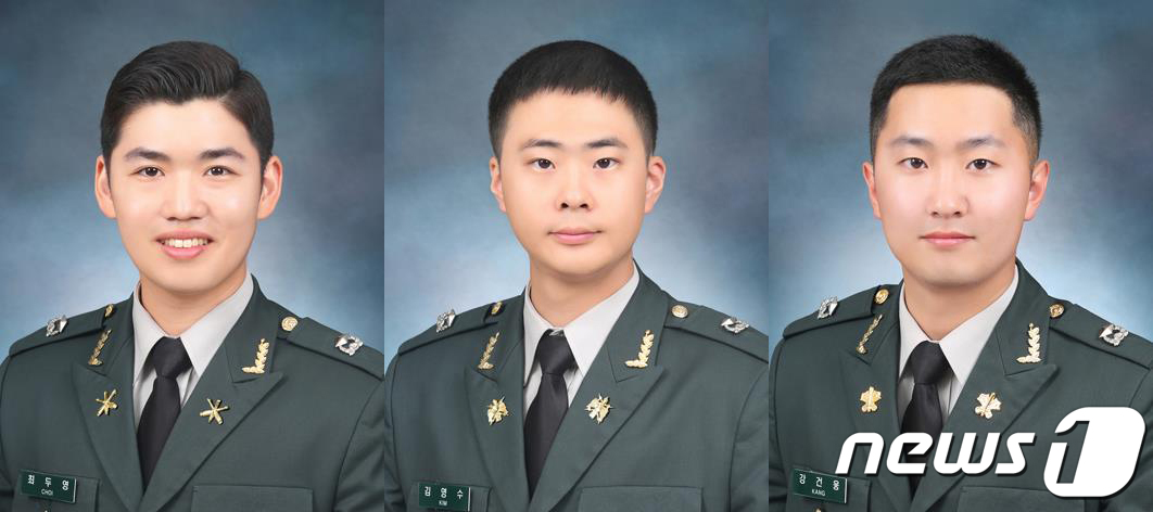 28일 오전 충북 괴산 육군학생군사학교에서 열린 '육군 학사사관 64기와 단기 간부사관 40기 통합 임관식'을 통해 임관한 최두영(왼쪽부터)·김영수·강건웅 소위. 최두영 소위는 3부자가 모두 학사장교다.(육군 제공) 2019.6.28/뉴스1