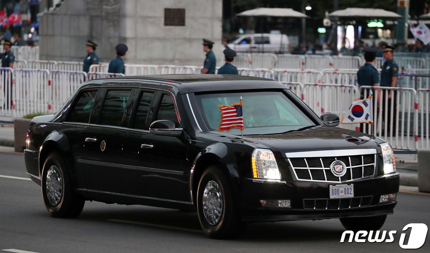 도널드 트럼프 미국 대통령이 탄 차량이 29일 오후 서울 세종대로 광화문 광장을 지나 청와대로 향하고 있다. 2019.6.29/뉴스1 © News1 이재명 기자