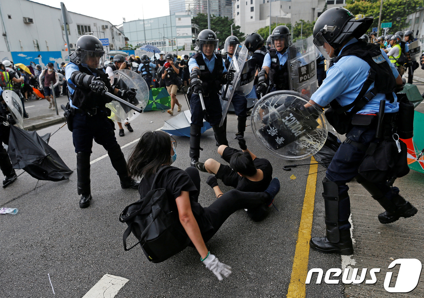1일 중국 홍콩 주권기념 반환일 행사에서 무장한 경창들이 시위대를 진압하고 있다. © 로이터=뉴스1