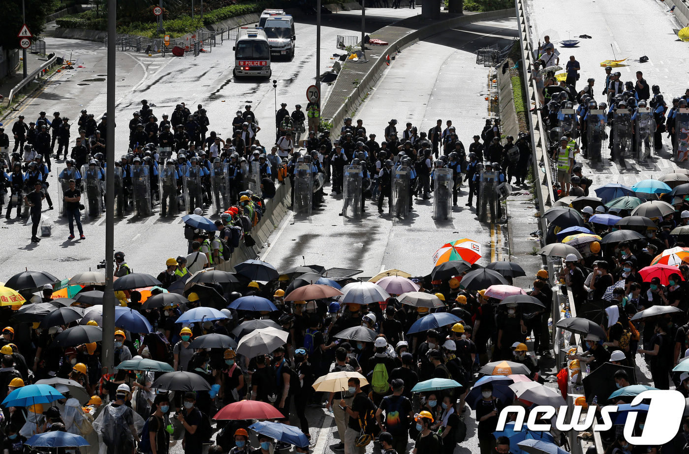 1일 홍콩 하코트길에서 대치 중인 경찰과 시위대. © 로이터=뉴스1