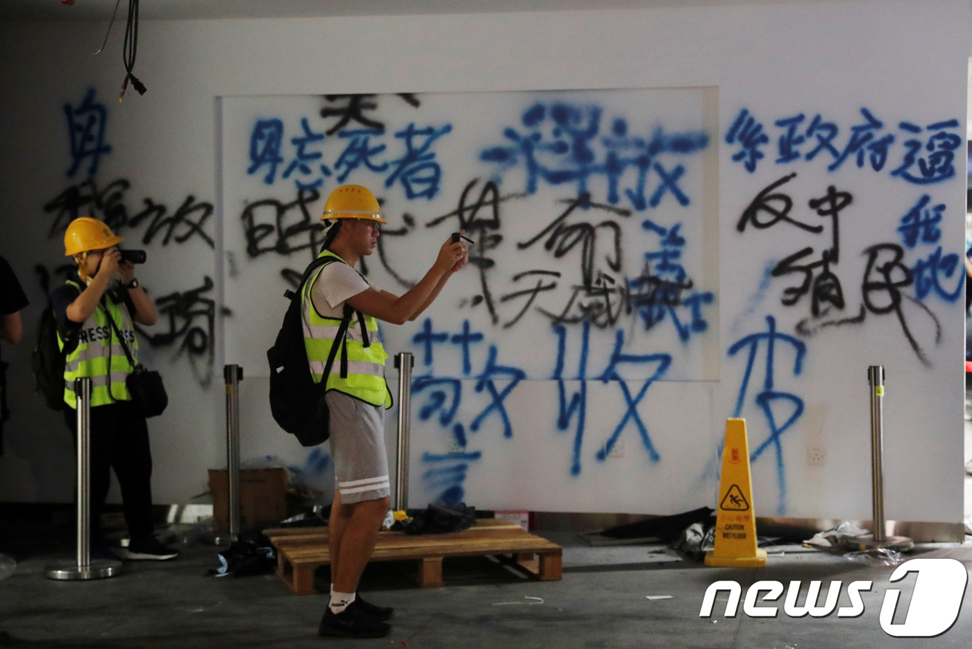 1일 홍콩 시위대가 입법회 건물에 난입, 각종 구호를 써놓았다. © 로이터=뉴스1 © News1 우동명 기자