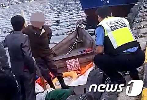 삼척항 부두에 정박한 북한어선과 어민이 경찰에 조사받는 모습. (독자 제공) 2019.6.19/뉴스1