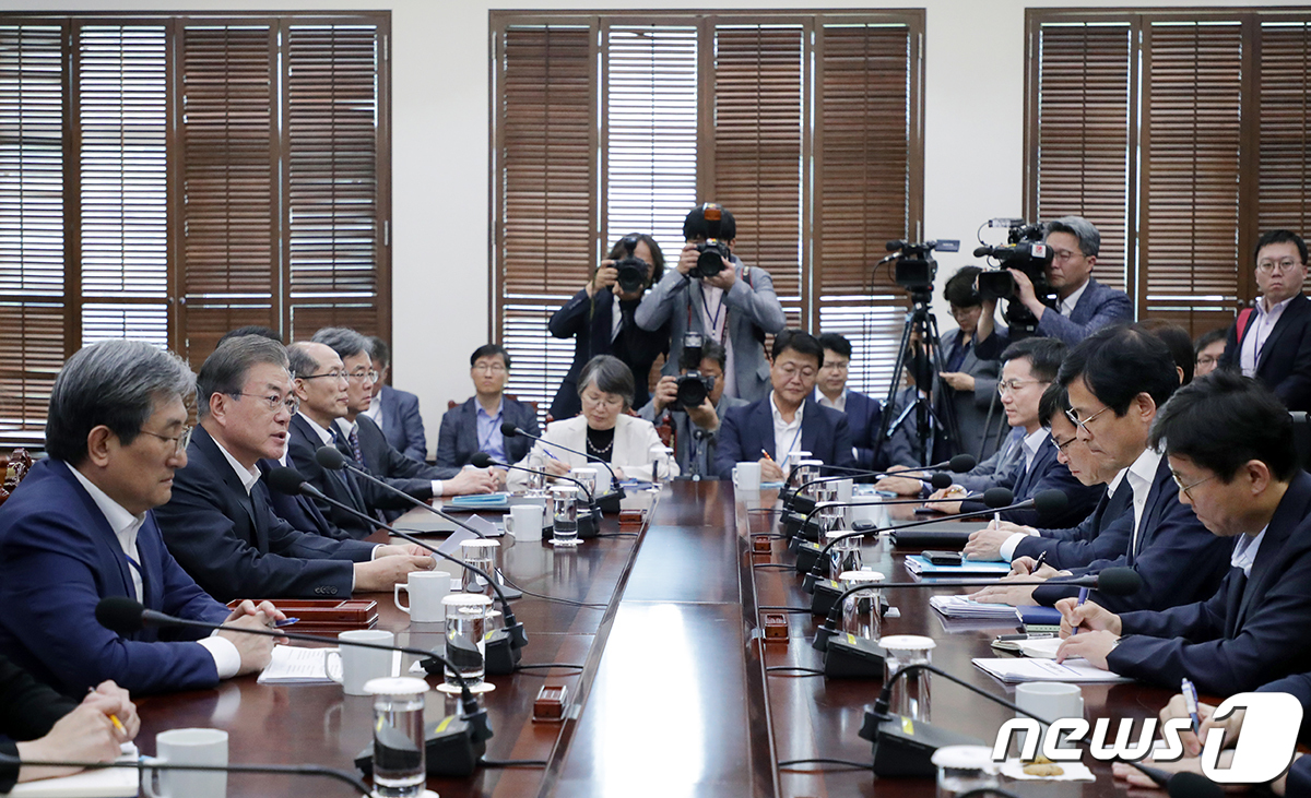 문재인 대통령이 8일 오후 청와대에서 열린 수석보좌관 회의를 주재하고 있다. (청와대 제공) 2019.7.8/뉴스1