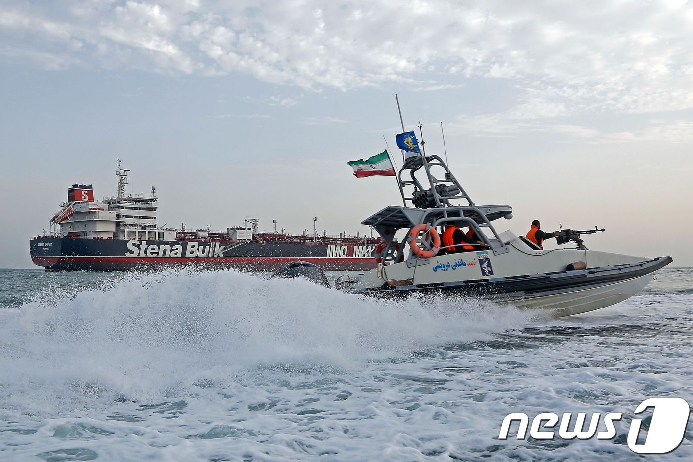 지난 19일(현지시간) 호르무즈 해협 인근에서 이란혁명수비대(IRGC) 소속 무장경비함이 영국 유조선 스테나 임페로호에 접근하고 있다. © AFP=뉴스1