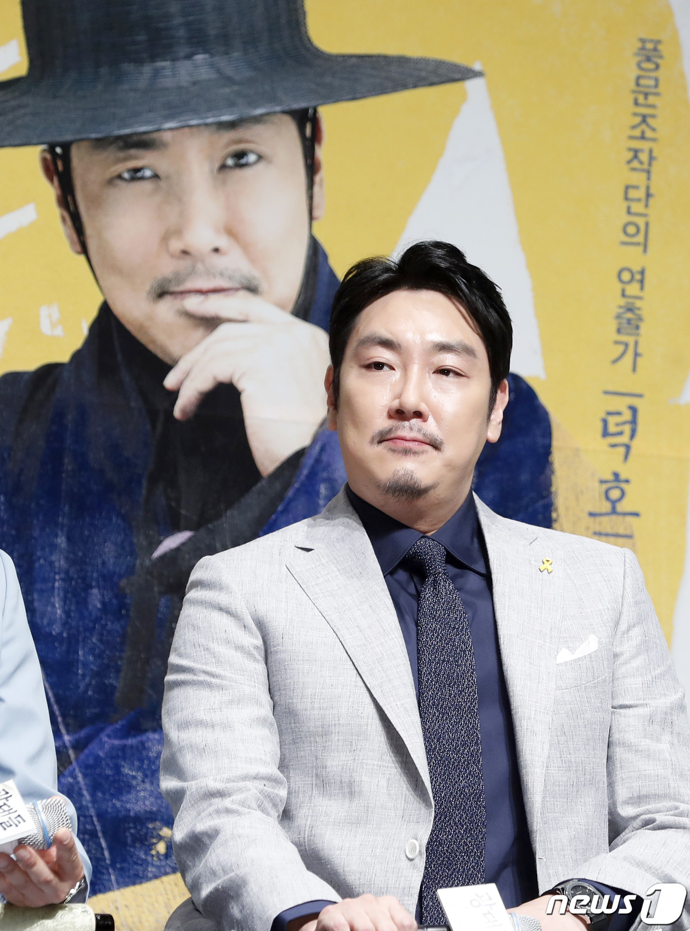 배우 조진웅이 22일 오전 서울 강남구 CGV압구정에서 열린 영화 '광대들: 풍문조작단'(감독 김주호) 제작보고회에 참석해 매력을 발산하고 있다. '광대들'은 조선 팔도를 무대로 풍문을 조작하고 민심을 흔드는 광대들이 권력의 실세 한명회에 발탁되어 세조에 대한 미담을 만들어내면서 역사를 뒤바꾸는 이야기를 그린 작품이다. 2019.7.22/뉴스1 © News1 권현진 기자