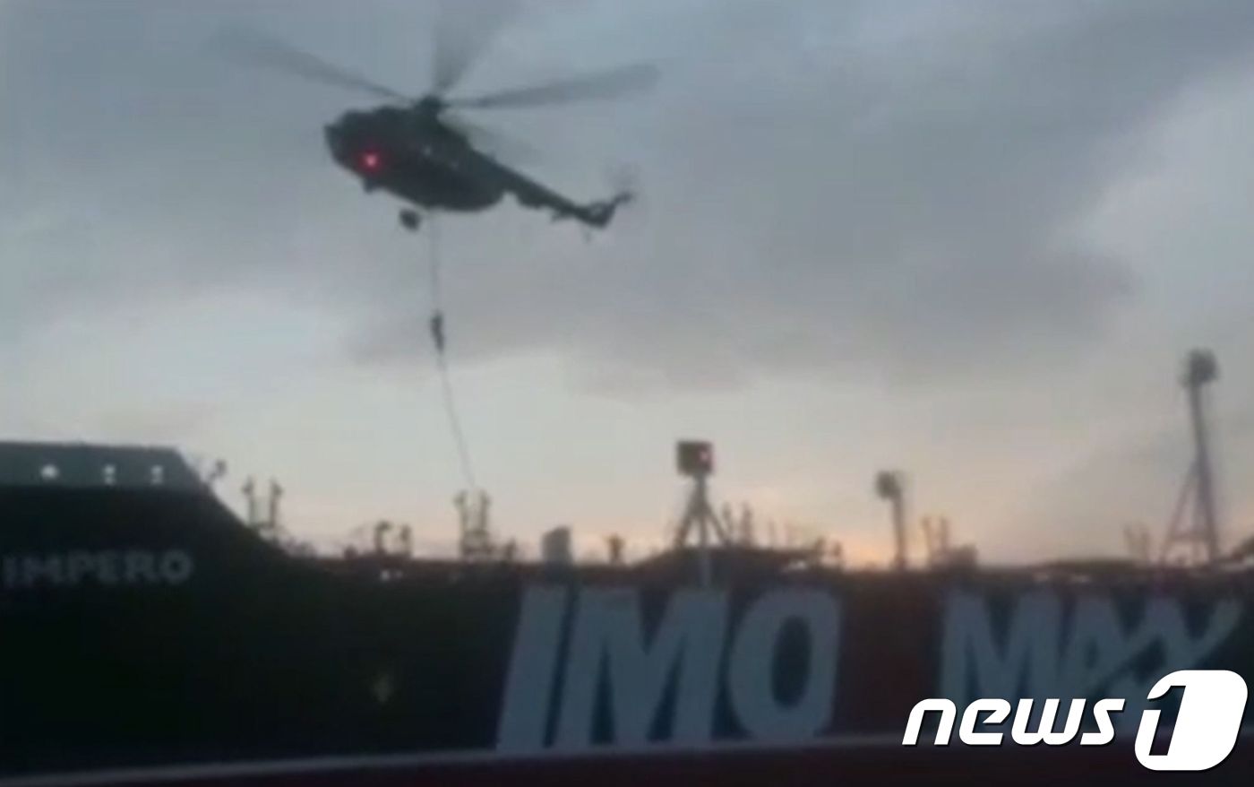 이란 국영방송을 통해 공개된 스테나 임페로호 나포 영상. 이란혁명수비대 병력이 헬기에서 유조선으로 하강하고 있다. © AFP=뉴스1