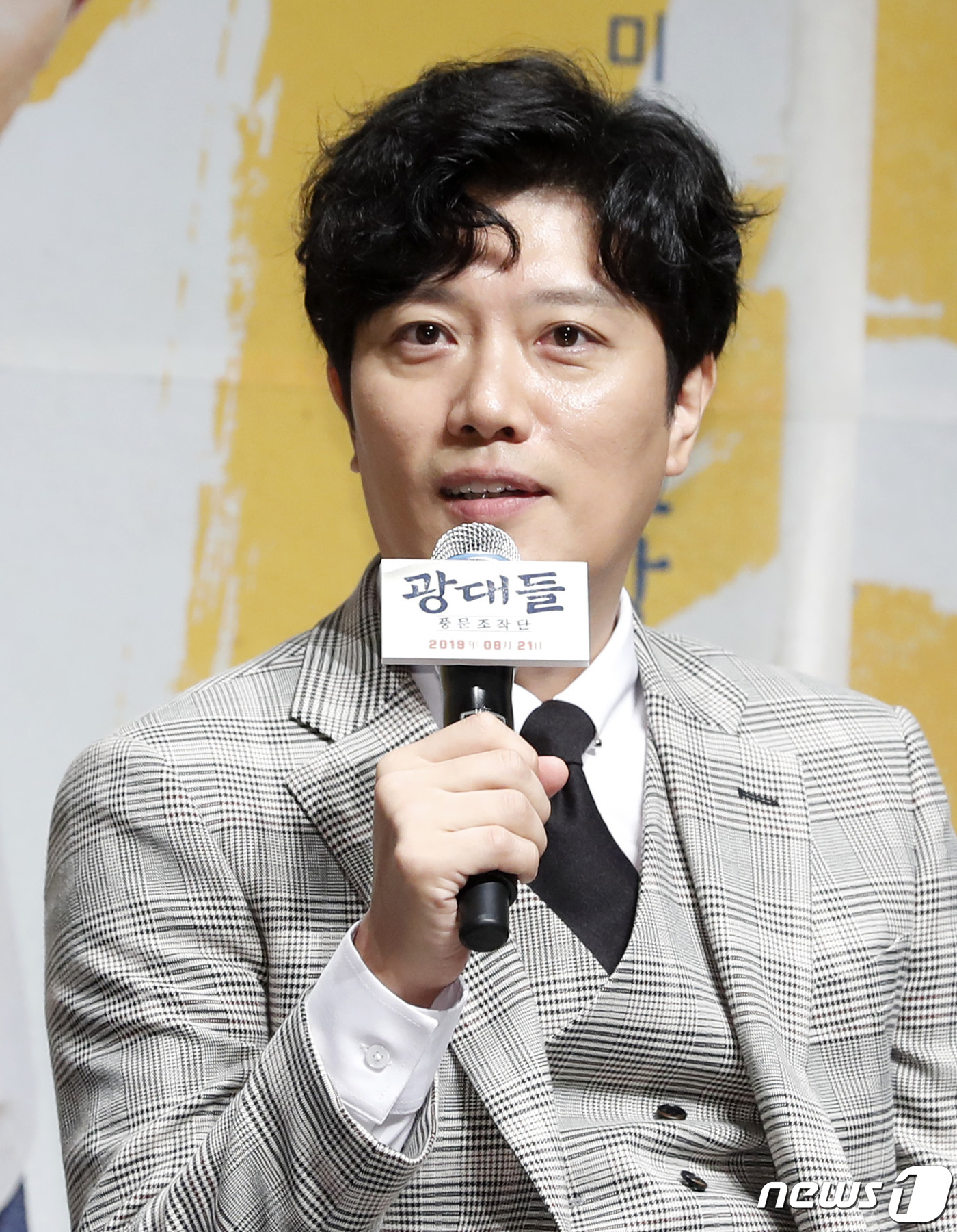 배우 박희순이 22일 오전 서울 강남구 CGV압구정에서 열린 영화 '광대들: 풍문조작단'(감독 김주호) 제작보고회에 참석해 인사말을 하고 있다. '광대들'은 조선 팔도를 무대로 풍문을 조작하고 민심을 흔드는 광대들이 권력의 실세 한명회에 발탁되어 세조(박희순 분)에 대한 미담을 만들어내면서 역사를 뒤바꾸는 이야기를 그린 작품이다. 2019.7.22/뉴스1 © News1 권현진 기자