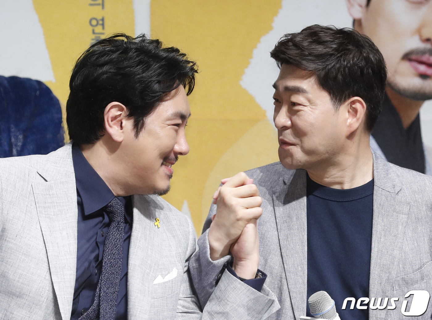 배우 조진웅, 손현주(오른쪽)가 22일 오전 서울 강남구 CGV압구정에서 열린 영화 '광대들: 풍문조작단'(감독 김주호) 제작보고회에 참석해 두 손을 맞잡고 있다. 2019.7.22/뉴스1 © News1 권현진 기자