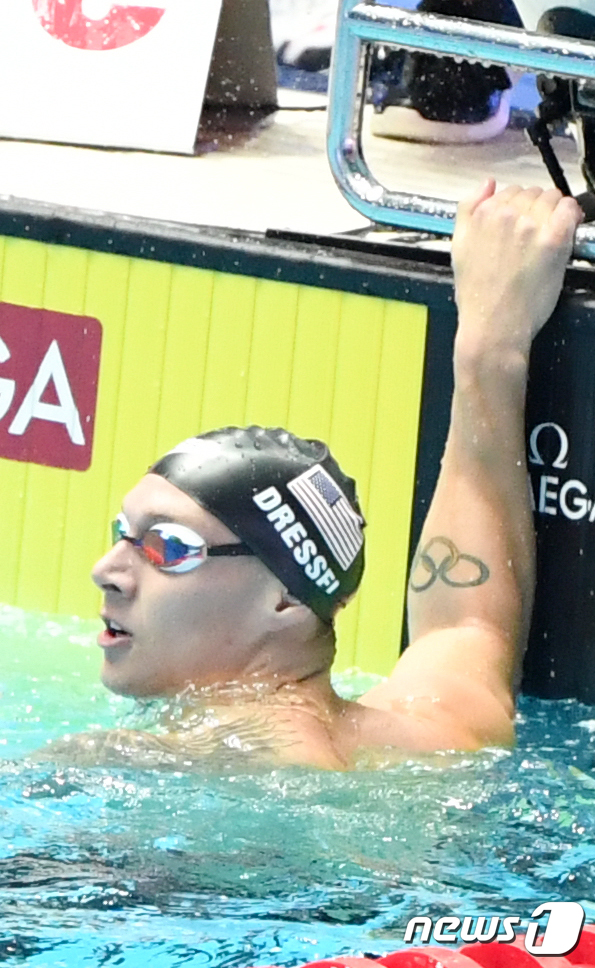 '차세대 수영황제' 미국의 카엘렙 드레셀이 26일 오후 광주 남부대학교 시립국제수영장에서 열린 2019 광주세계수영선수권대회 경영 남자 접영 100m에서 49초50으로 가장 먼저 터치패드를 찍은 뒤 전광판의 기록을 확인하고 있다. 드레셀은 마이클 펠프스가 2009년 세운 종전 세계최고기록 49초82를 0.32초 앞당겼다. 2019.7.26/뉴스1 © News1 한산 기자