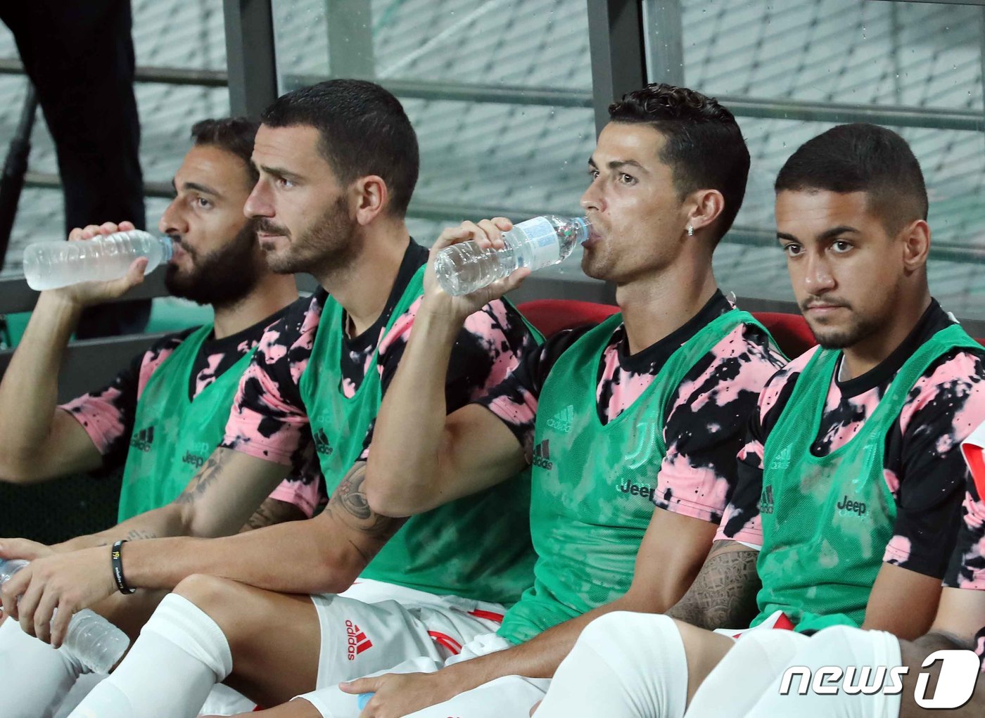 크리스티아누 호날두(오른쪽 2번째)가 26일 오후 서울 마포구 월드컵경기장에서 열린 하나원큐 팀 K리그와 유벤투스 FC의 친선경기에서 벤치에 앉아 목을 축이고 있다. 2019.7.26/뉴스1 © News1 이재명 기자